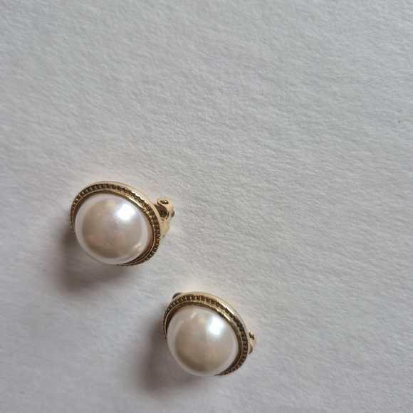 Faux Pearl Round Clip On Earrings. Vintage. - Picture 5 of 8